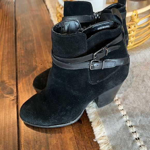 Alex Marie Women's Black Suede Ankle Boots, size 9.5, GUC, business casual - Picture 2 of 8